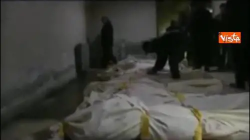 Attacco chimico in Siria, il dolore dei parenti davanti alle salme
