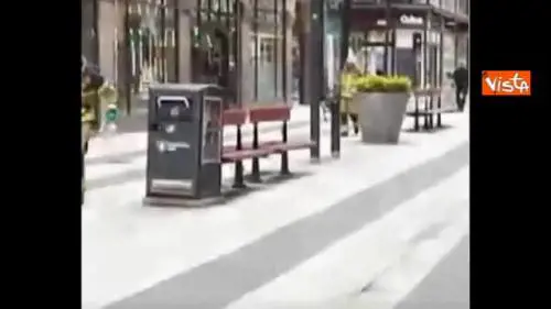 Tir contro la folla a Stoccolma, poliziotto stende velo su un corpo