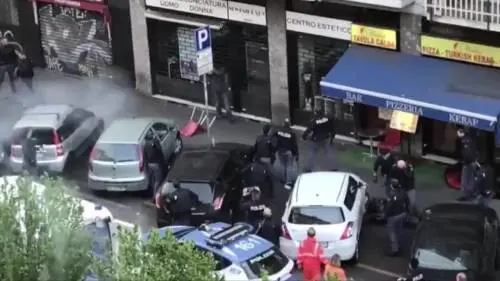 Attimi di panico in strada in viale Monza