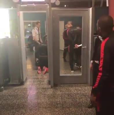 Ecco come Mario Balotelli passa i controlli di sicurezza in aeroporto