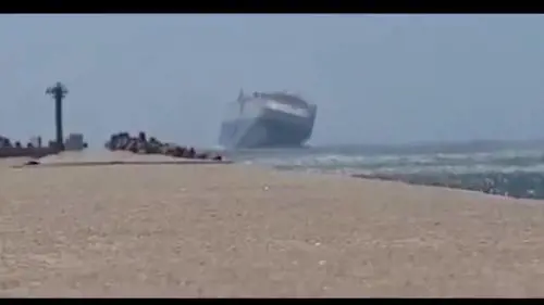 La nave da crociera rischia di ribaltarsi per il forte vento e le onde alte