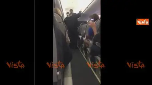 L'aereo è in overbooking. Passeggero trascinato a forza fuori