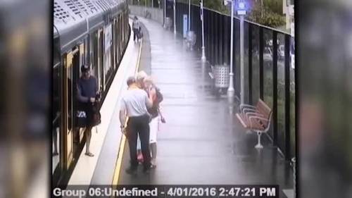 Il bimbo scivola sui binari del treno