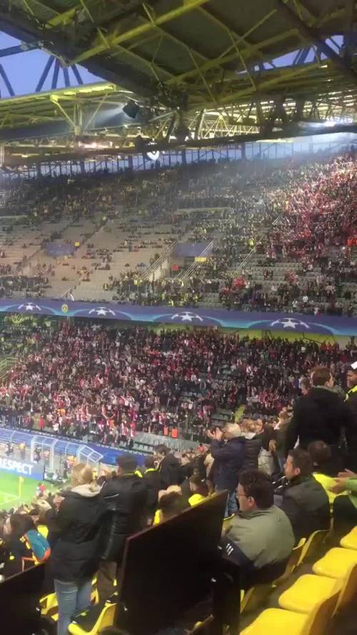 I tifosi del Monaco scandiscono "Dortmund, Dortmund"