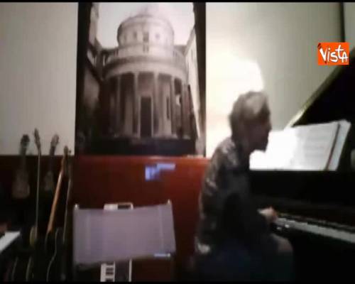 Morgan canta a a Maria De Filippi " raccoglierai quel che semini", e il vicino bussa