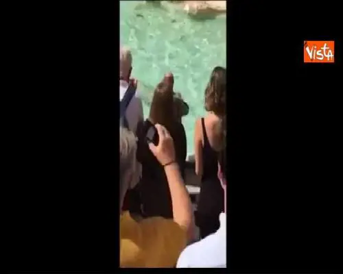 Uomo nudo nuota nella fontana di Trevi davanti a centinaia di turisti