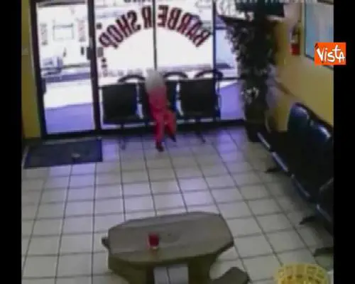 Agguato nel negozio accanto, bimba sfiorata da proiettili vaganti