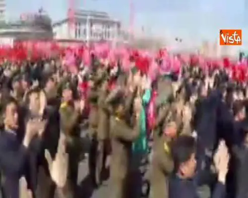 Kim Jon Un appare in pubblico accolto da una folla festante