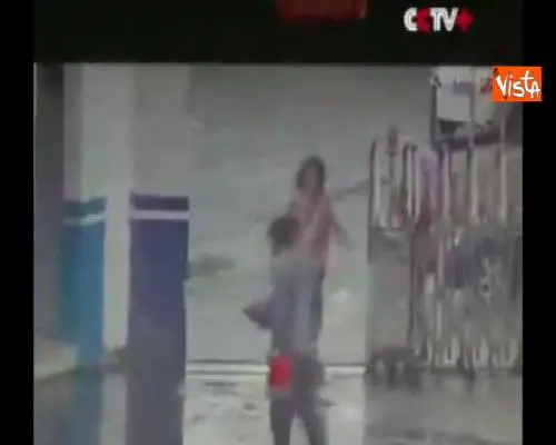 Ruba un cellulare e corre dritto dalla polizia, furto comico in Cina