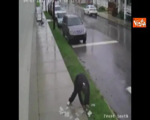 Scappa in bici dopo la rapina in banca ma perde la refurtiva