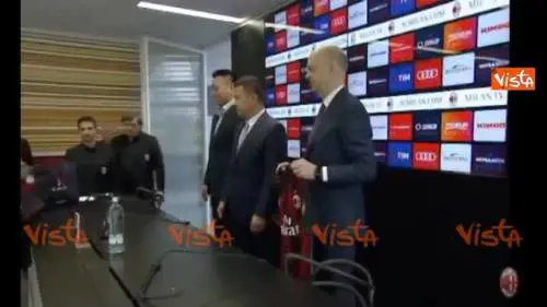 Li nuovo proprietario del Milan mostra la maglia nr1 con il suo nome