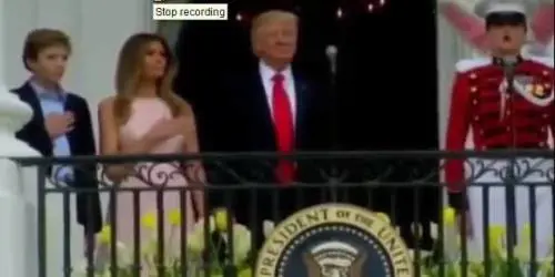 Melania ricorda a Trump la mano sul cuore durante l'inno Usa