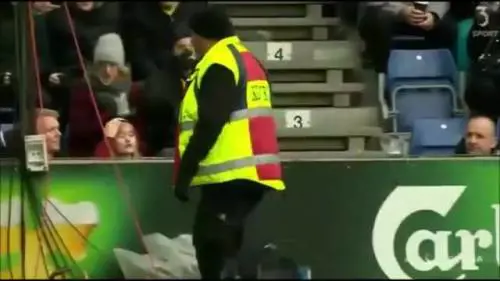 Danimarca, gli ultras lanciano in campo i topi morti
