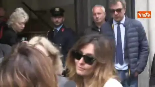 Boncompagni, Ambra Angiolini visibilmente commossa lascia in silenzio il centro Rai