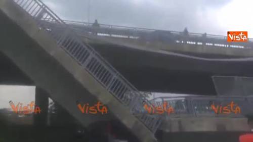 Crolla un viadotto a Fossano, auto dei Carabinieri schiacciata agenti illesi