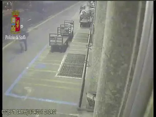 Raid vandalico sul treno: passeggeri in ostaggio di 60 magrebini