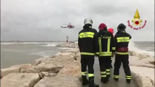 Rimini, barca contro gli scogli