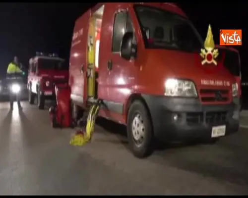 Naufragio a Rimini, vigili del fuoco individuano i 3 dispersi dopo notte di ricerca