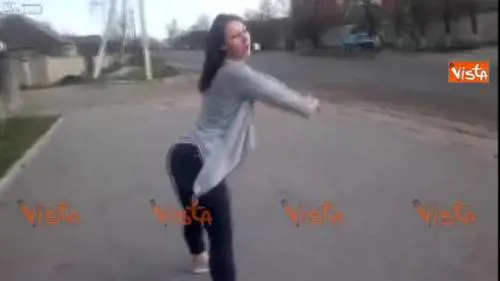 Il ballo sulla strada di una ragazza provoca un super incidente