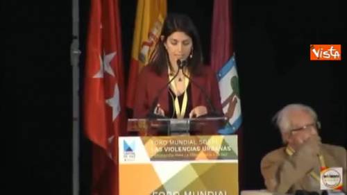 L'ottimo spagnolo della Raggi nel suo discorso alla Conferenza sulle violenze urbane a Madrid