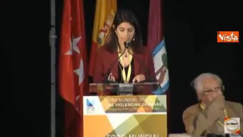 L'ottimo spagnolo della Raggi nel suo discorso alla Conferenza sulle violenze urbane a Madrid 