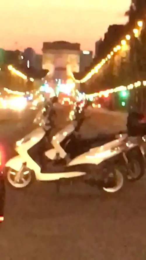 Gli Champs Elysees bloccati dopo la sparatoria