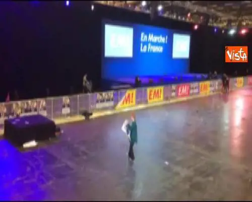 Macron, la danza scatenata della sostenitrice nella sala vuota dopo il comizio