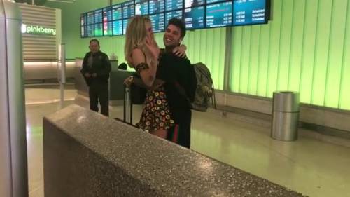 La sorpresa in aeroporto di Chiara Ferragni a Fedez