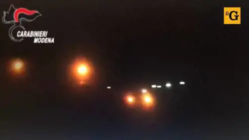 Minibus come arieti per devastare la scuola