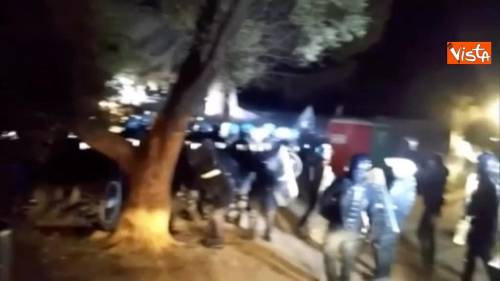 Tap, polizia in tenuta anti sommossa ferma manifestanti nella notte che voleva bloccare espianto