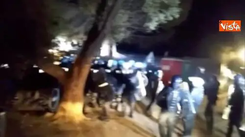 Tap, polizia in tenuta anti sommossa ferma manifestanti nella notte che voleva bloccare espianto