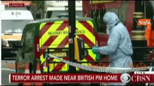 Londra, arrestato un uomo armato di coltelli vicino il Parlamento, la scientifica sul luogo