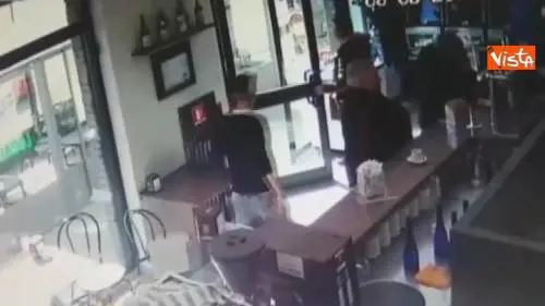 Il padre spara al figlio, la pistola si inceppa