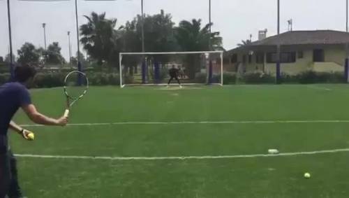 Para una pallina da tennis: l'incredibile "allenamento" del portiere del Cagliari