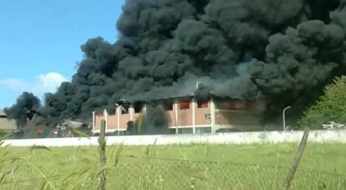 Pomezia, enorme e densa nube di fumo nero si alza dal rogo di plastica e rifiuti