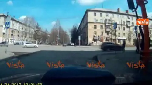 Il semaforo non funziona e il passante gli dà una sistemata