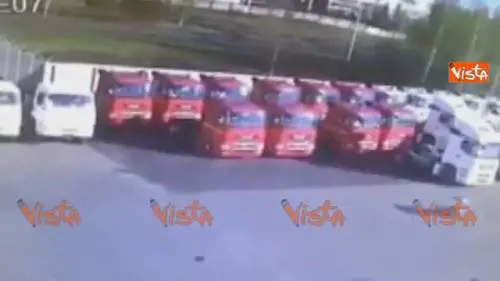 L'asfalto cede e una voragine inghiotte le motrici