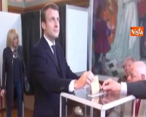 Macron al seggio con la moglie, il voto del leader di En Marche
