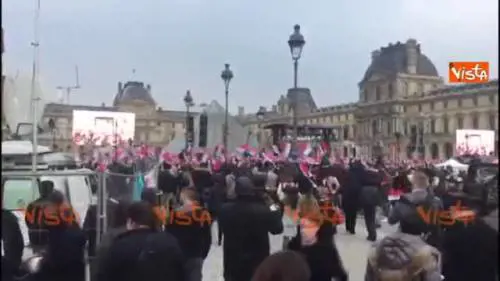 Parigi, l'esultanza della piazza per la vittoria di Macron