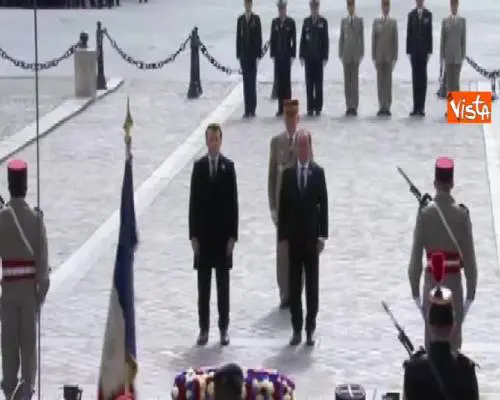 Macron e Hollande ascoltano il canto dei partigiani