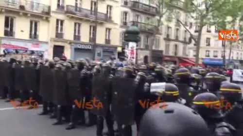Parigi, corteo anti-Macron diviso in due da polizia