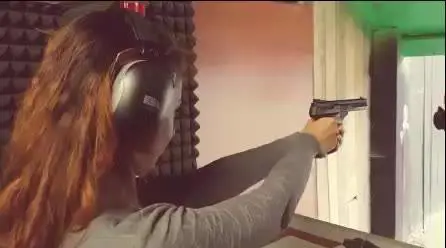 Il sindaco di Cascina si allena con la pistola