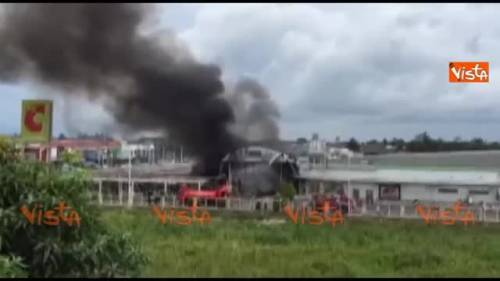 Bombe in centro commerciale in Thailandia, le immagini del rogo