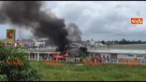 Bombe in centro commerciale in Thailandia, le immagini del rogo
