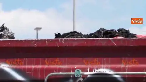 Rogo a Centocelle, residente lascia tre rose rosse sul luogo della tragedia: "Mi sento in colpa"