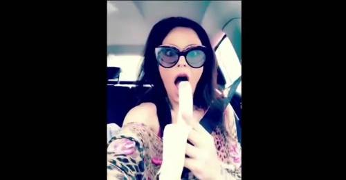 Naike Rivelli mangia una banana in auto ammiccando ai follower