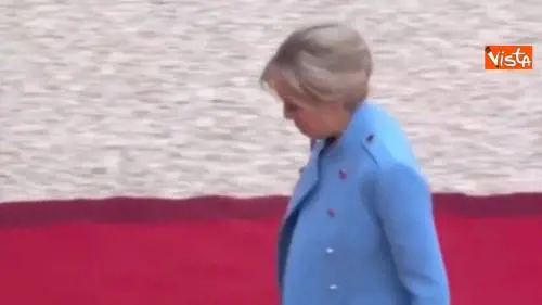 Brigitte in abito celeste arriva all'Eliseo per la cerimonia di investitura di Macron