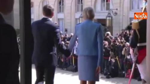 Macron e Brigitte mano nella mano davanti all'Eliseo