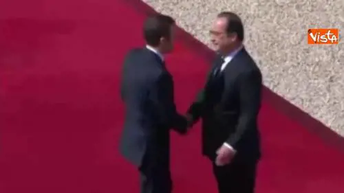 Hollande lascia l'Eliseo accompagnato da Macron