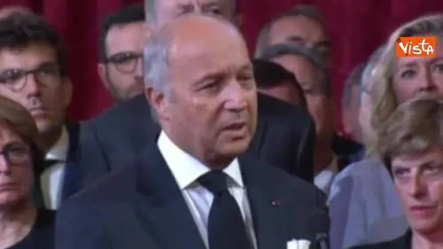 Macron visibilmente commosso